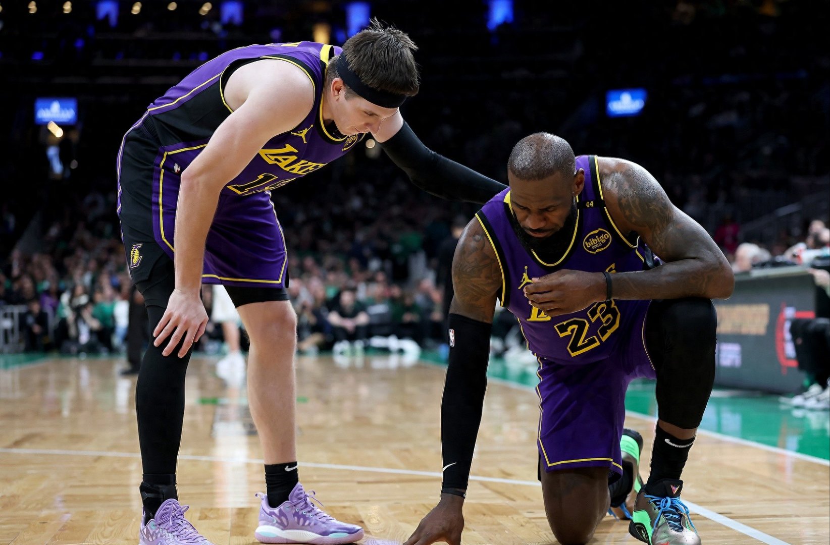 NBA比赛中球员之间的暖心互动