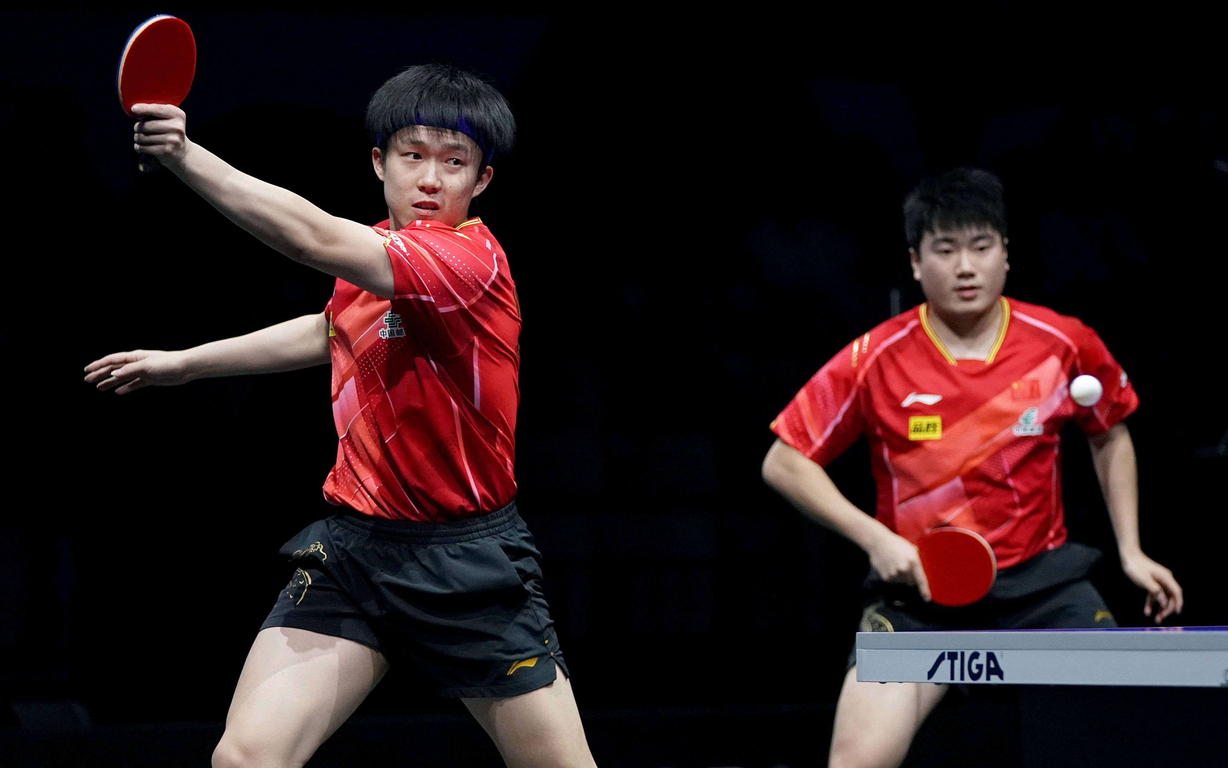 乒乓球选手球技高超，精彩对抗