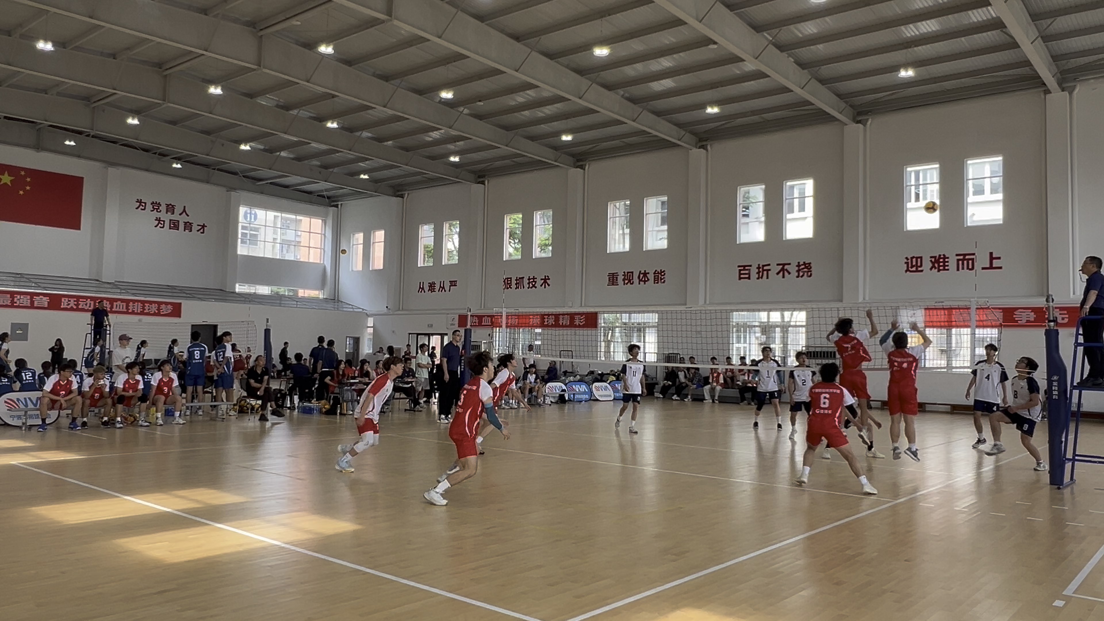 联赛严格要求,球场人员规范行为 联赛严格要求,球场人员规范行为