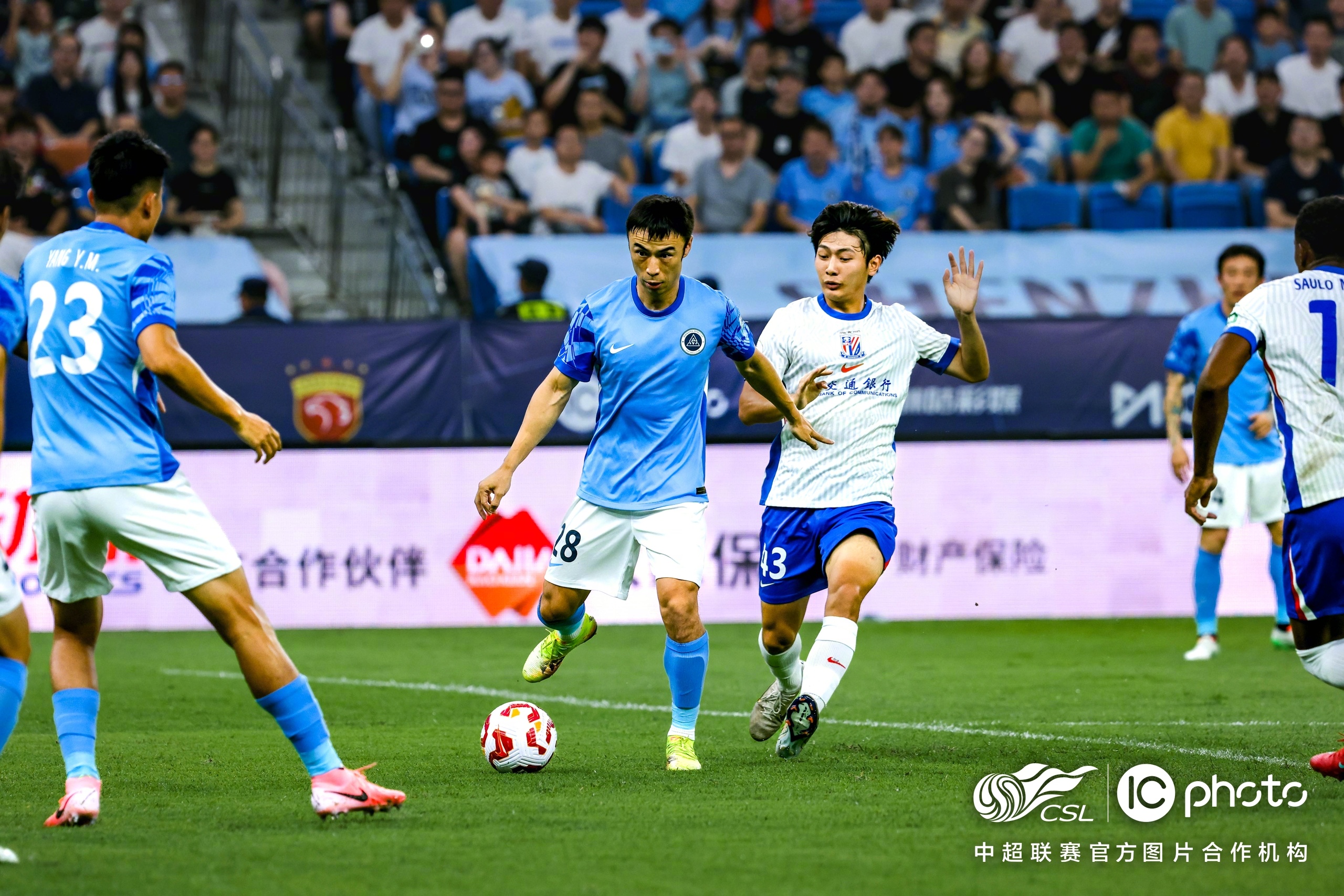 关于激动人心的较量，比赛中场面火爆场上风起云涌的信息