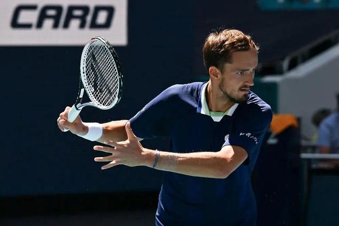 包含法网横扫戴维斯杯，梅德韦杰夫点燃赛场的词条