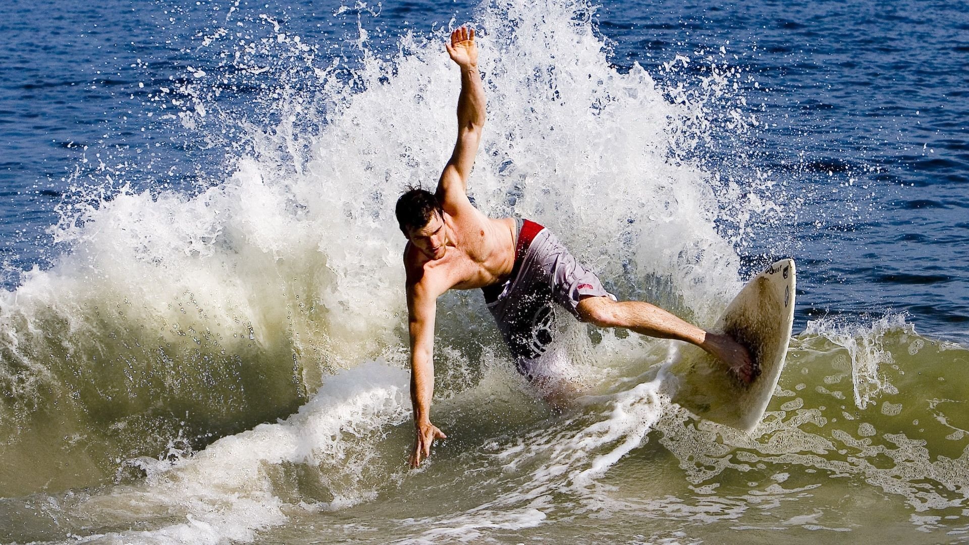 赛道逆转,拉塞尔点燃赛场,红牛二队的惊艳翻盘