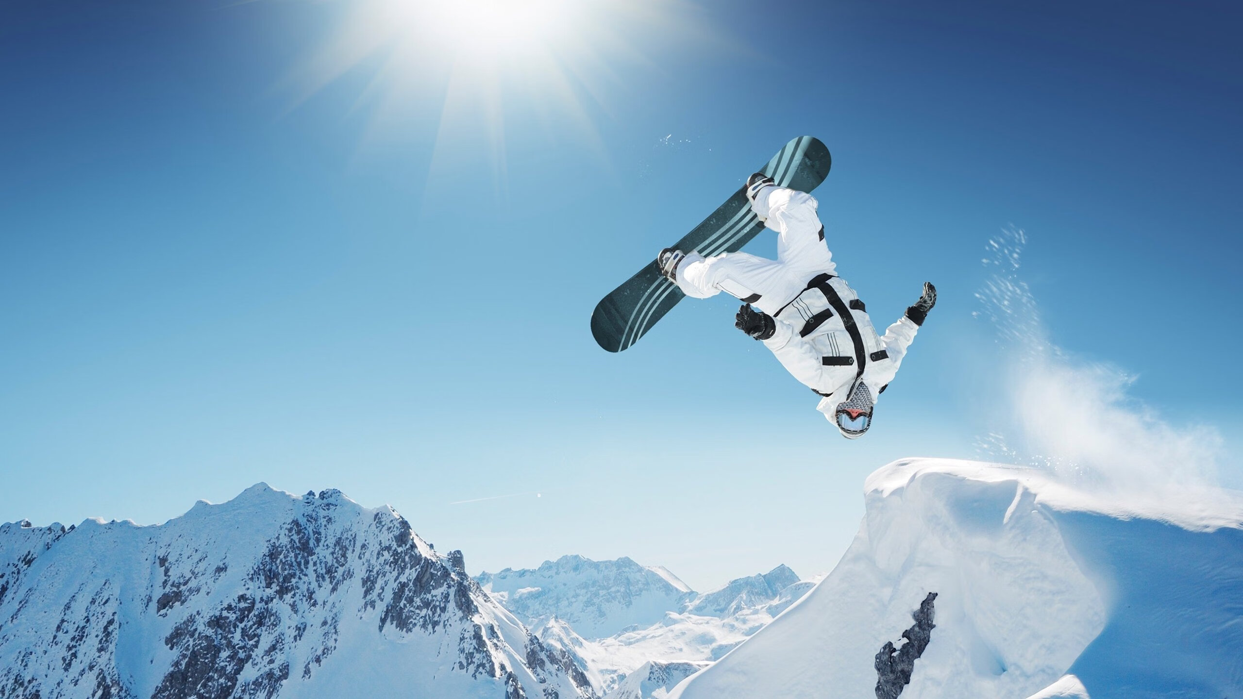 赛道上的逆袭，红牛二队鏖战阿斯顿马丁，佩雷兹惊艳四座